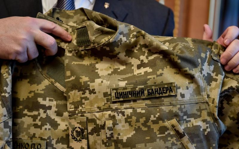 Президент приміряв військову форму із шевроном «цинічний Бандера» (фотофакт)