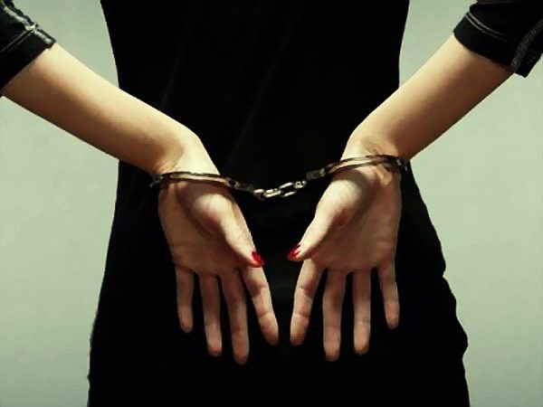На Прикарпатті 18-річна дівчина пограбувала батьків, а поліції повідомила про напад