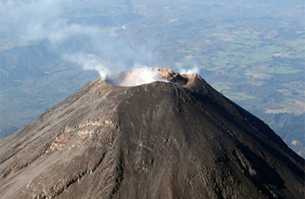 Раптове виверження вулкану потрапило у об’єктив очевидця (відео)