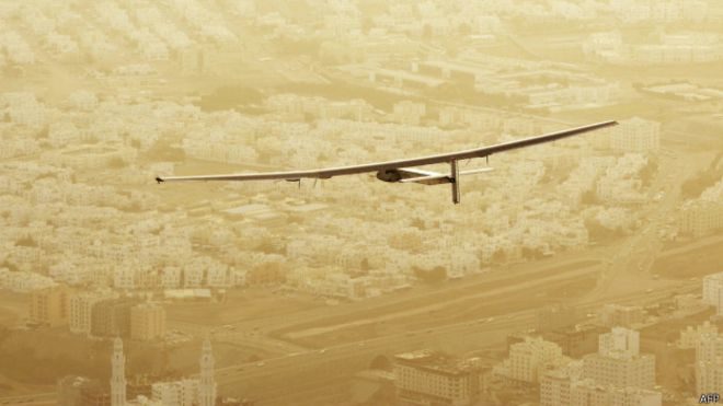 Літак на сонячних батареях вирушив у першу навколосвітню подорож