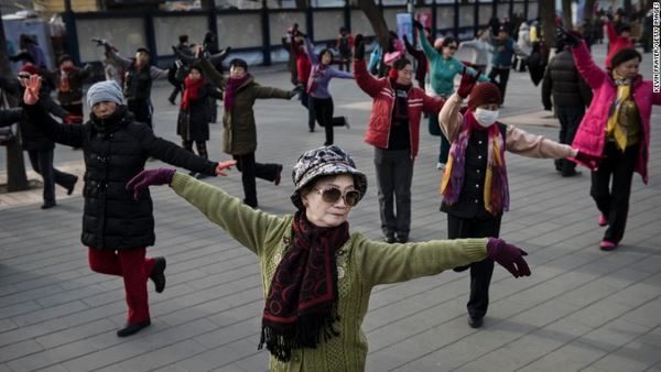 Уряд Китаю обмежує масові танці бабусь в людних місцях (відео)