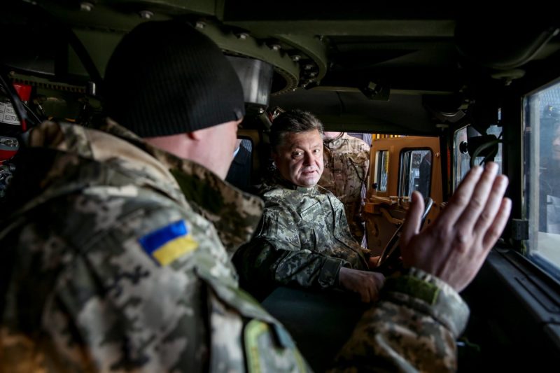 Порошенко провів тест-драйв американської бронемашини Humvee (відео)