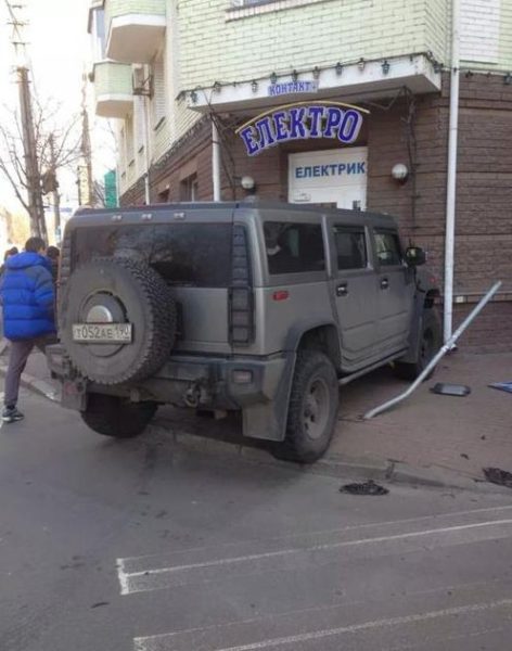У Києві Hummer з російськими номерами “заїхав” у магазин