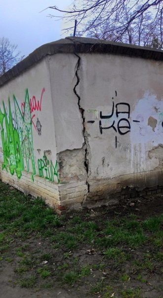 Занедбана стіна палацу Потоцьких може впасти на дитячий майданчик – активістка (ФОТО)