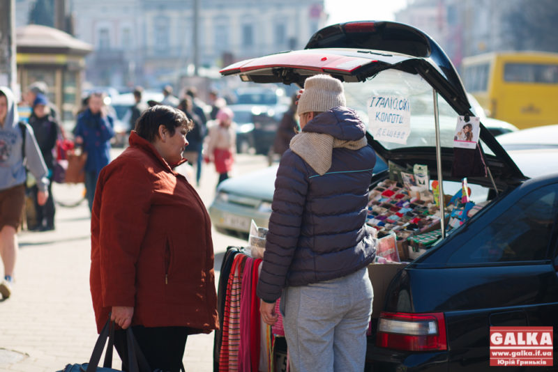 Бізнес по-франківськи: італійськими колготами торгують просто з багажника машини (ФОТОФАКТ)