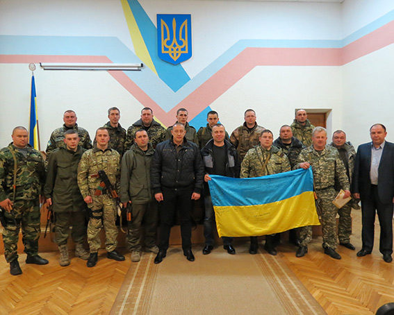 Прикарпатські правоохоронці у Луганській області затримали зловмисника, який незаконно перевозив холодну зброю