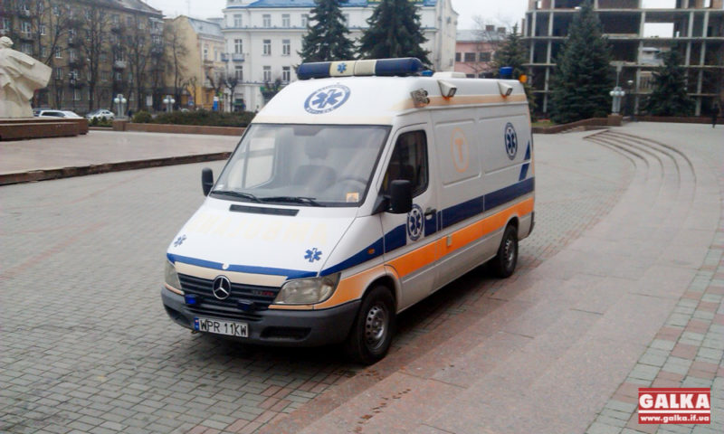 Прикарпатські депутати відправили в зону АТО дві машини (ФОТО)