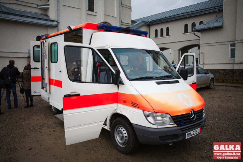 Коломийське відділення екстреної медичної допомоги отримало авто від поляків (ВІДЕО)