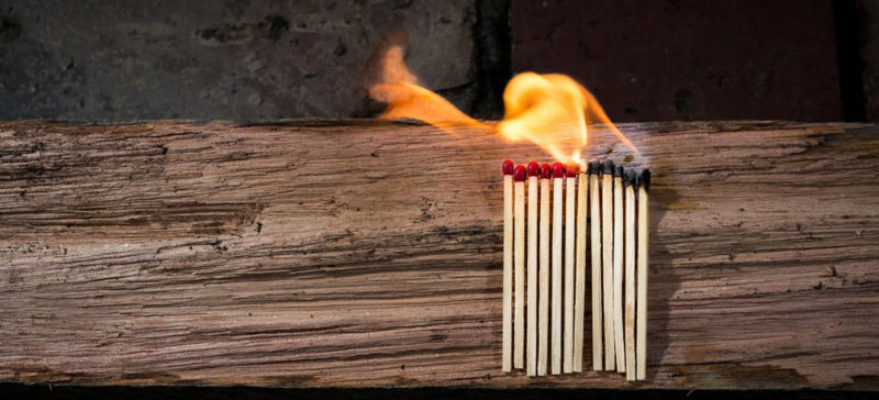 На Прикарпатті необережний курець спричинив пожежу під час якої помер