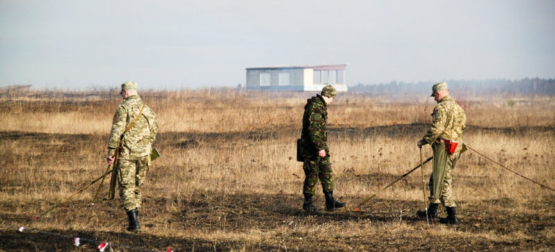 На території колишньої військової частини по Коновальця знайшли міни