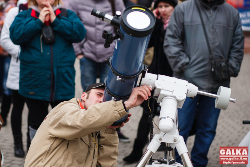 На Прикарпатті невгамовний 80-річний винахідник власноруч змайстрував телескоп (ВІДЕО)