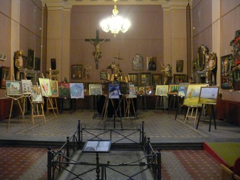 У Музеї мистецтв Прикарпаття відкрили виставку учасників благодійного аукціону