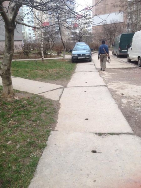 Черговий авторагуль у Франківську: паркується перед вікнами на  доріжці, де ходять пішоходи