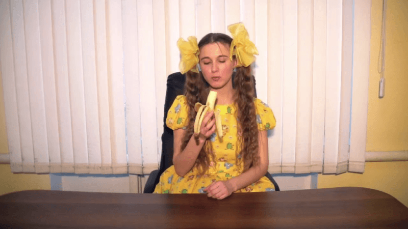 Новосибірська співачка Машані, яка зізналася у коханні Путіну, записала пісню про санкції і банани