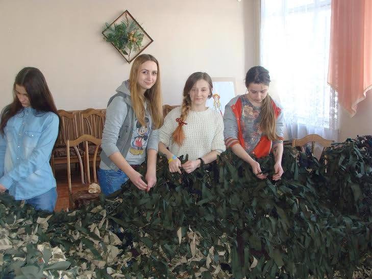 Учні франківської гімназії плетуть гігантську маскувальну сітку (ВІДЕО)