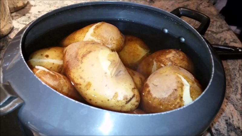 “Галка” рекомендує: як очистити варену картоплю руками за лічені секунди (відео)