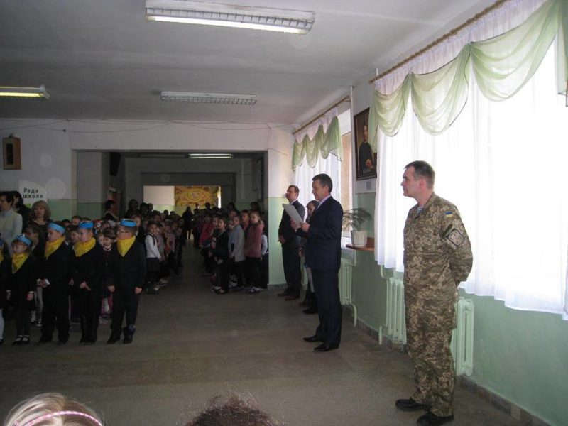 В одній із шкіл Франківська кожного тижня проводять лінійку із молитвою за воїнів АТО