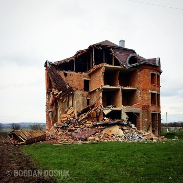 При в’їзді в Тисменицю завалився недобудований готель (ФОТО)