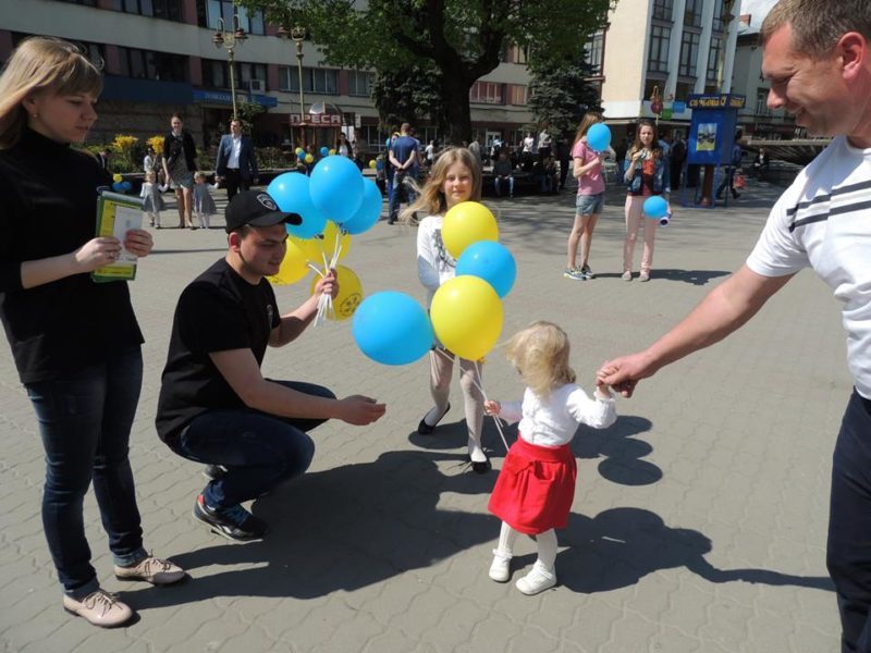 Правоохоронці під час акції роздали дітям дві тисячі синьо-жовтих кульок (ФОТО)