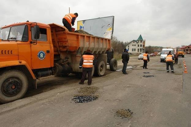 Голова Галицької РДА перевірив ремонт центральних доріг від Галича до Крилоса (ФОТО)