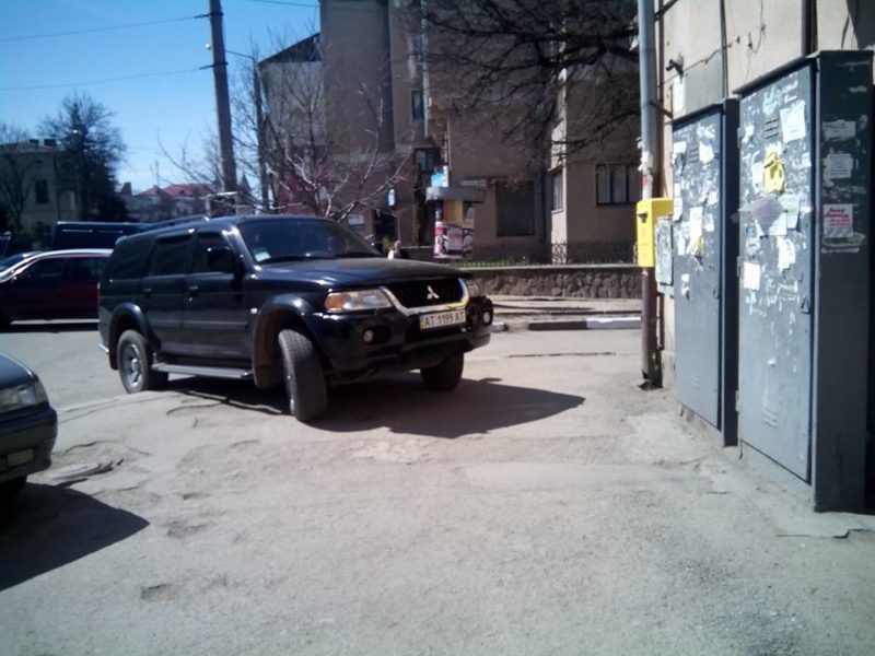 Як хочу так і паркуюся: чергове авторагульство на вулицях Івано-Франківська (ФОТОФАКТ)