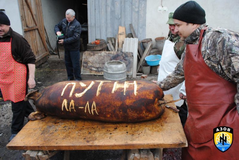 Прикарпатські волонтери передали в зону АТО смачні подарунки із символічним написом про Путіна (ФОТОФАКТ)