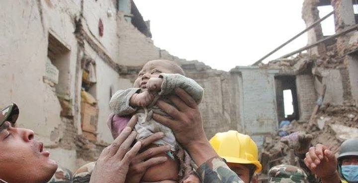 У Непалі дивом врятували 4-місячне немовля, яке було під завалами три доби (ФОТОФАКТ)