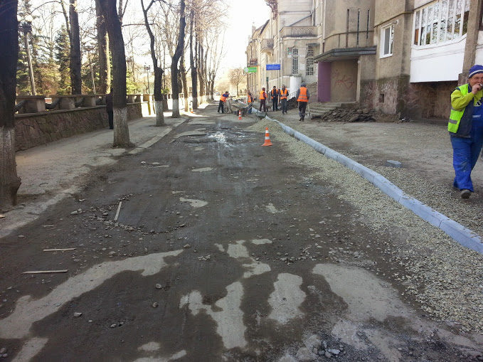 Комунальники розпочали капітальний ремонт вулиці Рєпіна