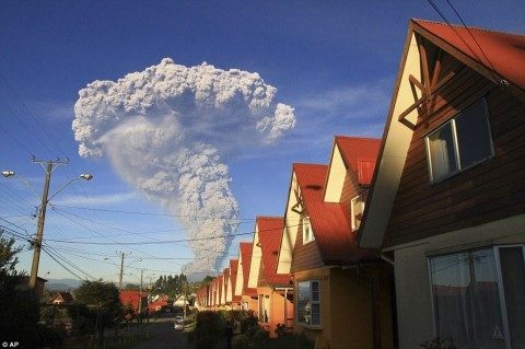 Виверження вулкана у Чилі засипало попелом села на десятки кілометрів навколо (ФОТО)