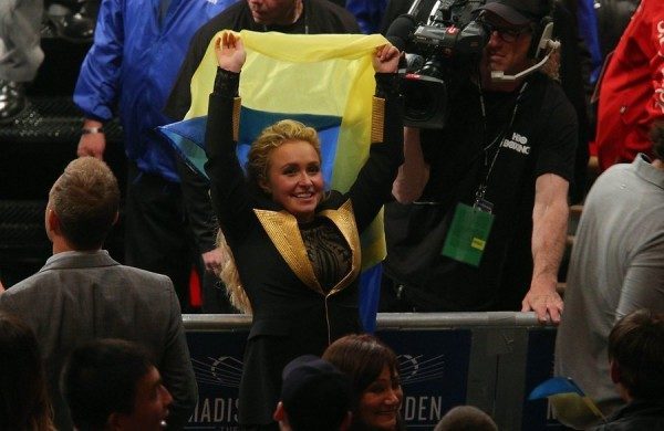 Хайден Панеттьєрі вболівала за Володимира Кличка в Нью-Йорку з українським прапором (ФОТОФАКТ)