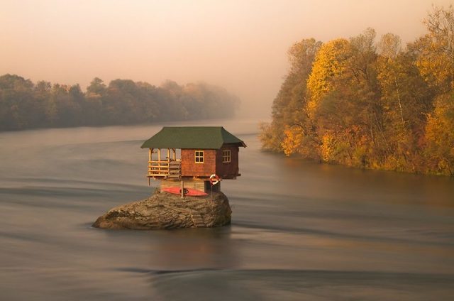 Рай для інтроверта: 10 маленьких усамітнених будинків (ФОТО)