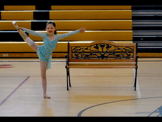 8-річна дівчинка уперше після ампутації ноги танцює перед глядачами (ВІДЕО)