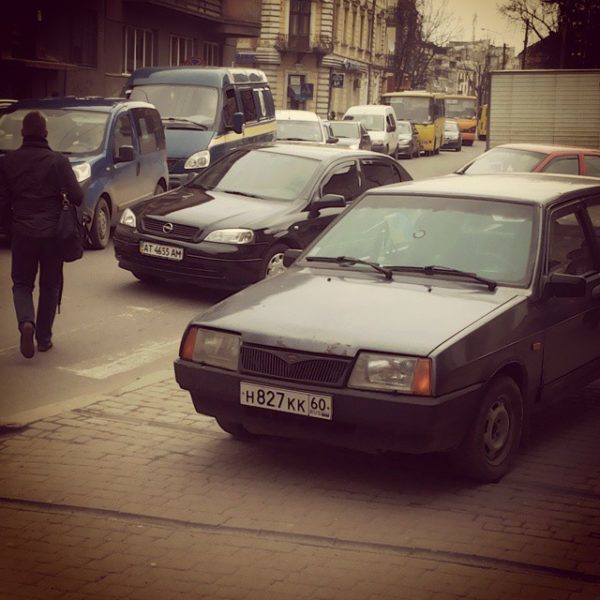 Авторагуль з російськими номерами запаркувався на тротуарі в центрі Франківська (ФОТО)