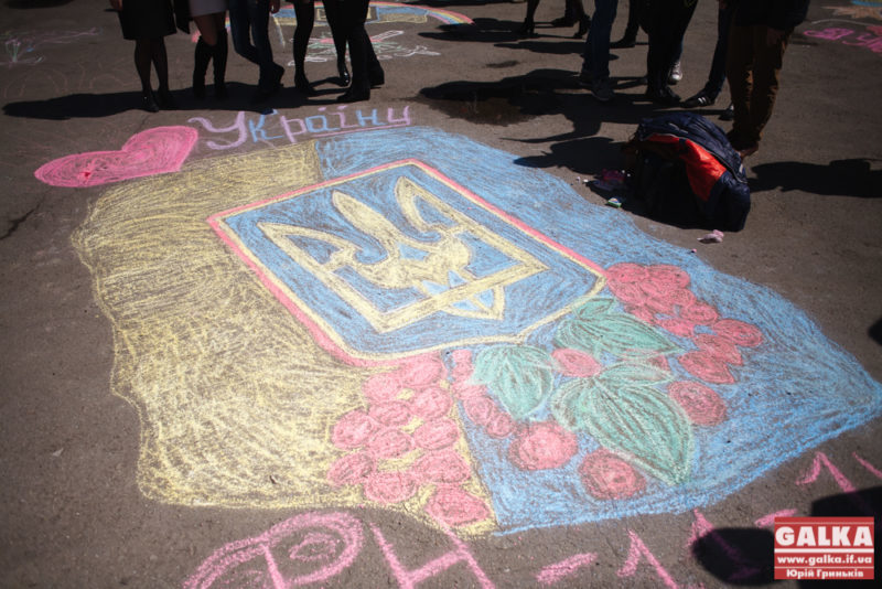 Івано-Франківські студенти висадили троянди до Дня пам`яті (ФОТО)