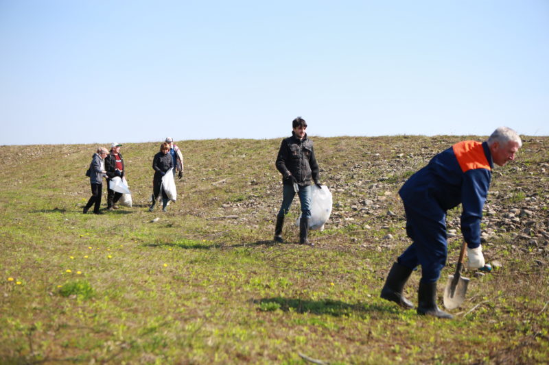 Працівники управління водних ресурсів прибирали дамбу в Березівці