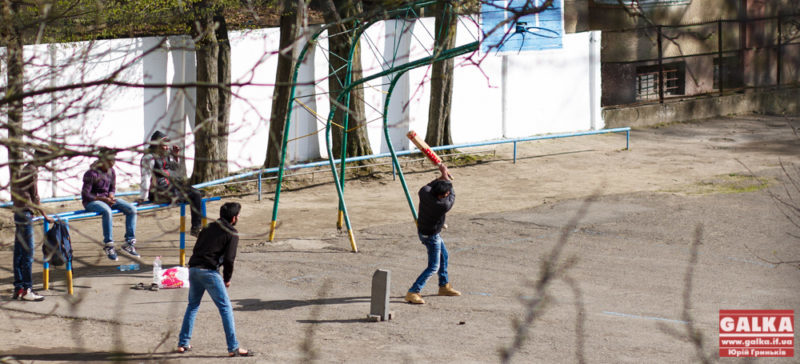 Іноземці грають у крикет на шкільному подвір’ї у Франківську (ФОТО)