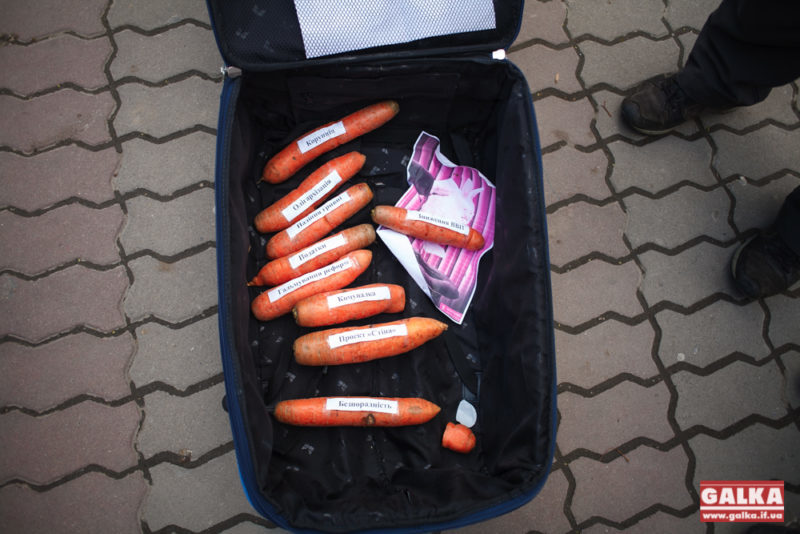 Франківські студенти підготували моркву для Яценюка (ФОТО)