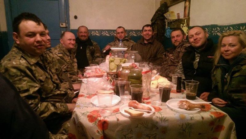 Волонтери привезли воякам у Волновасі засолене сало, яке “на вагу золота” (ФОТО)