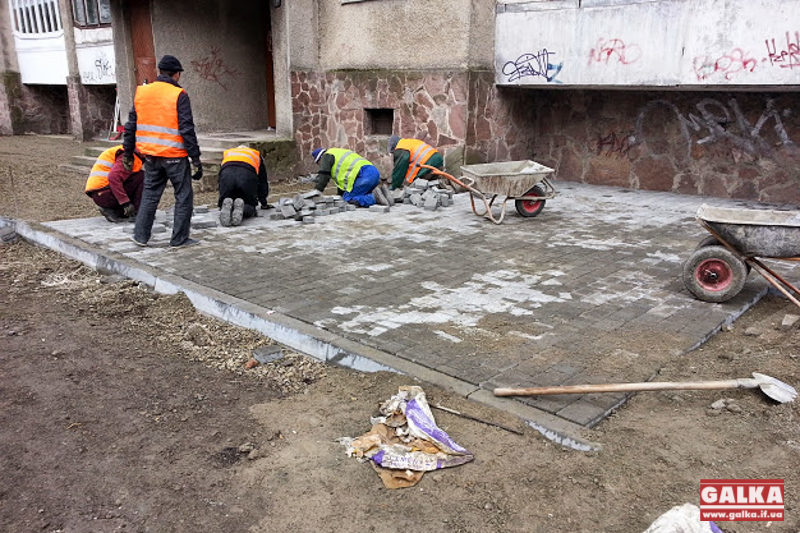 Дорожники активно відновлюють вулицю Рєпіна (ФОТО)
