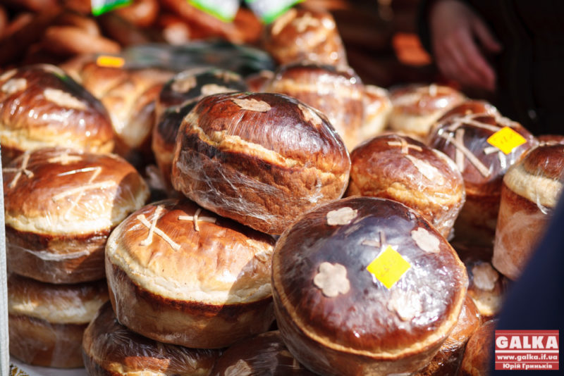 Громада Прикарпаття передала 16 ящиків великодніх смаколиків зі святковими привітаннями (ФОТОФАКТ)