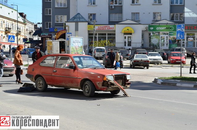 ДТП в центрі міста – від удару стара машина розсипалася (ФОТО)