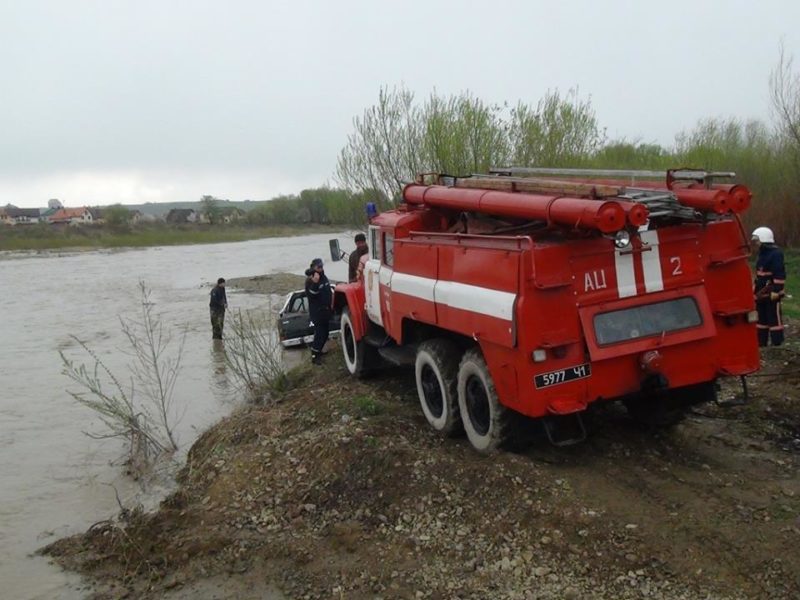 Автомобілі прикарпатських рибалок затягло у річку (ФОТО)