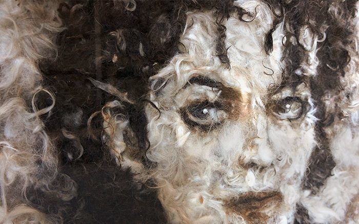Художник “намалював” собачою шерстю портрети Джексона та Леннона (ФОТОФАКТ)