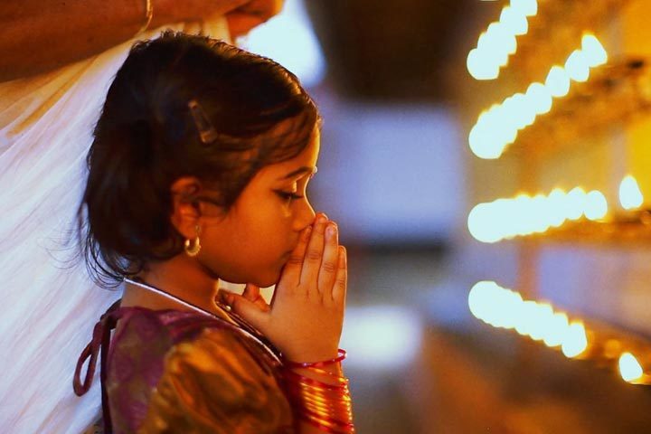 Як моляться діти різних релігій (ВІДЕО)