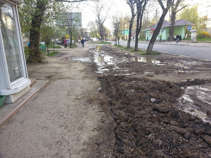 Катастрофічний тротуар поблизу обласної дитячої лікарні почали ремонтувати (ФОТО)