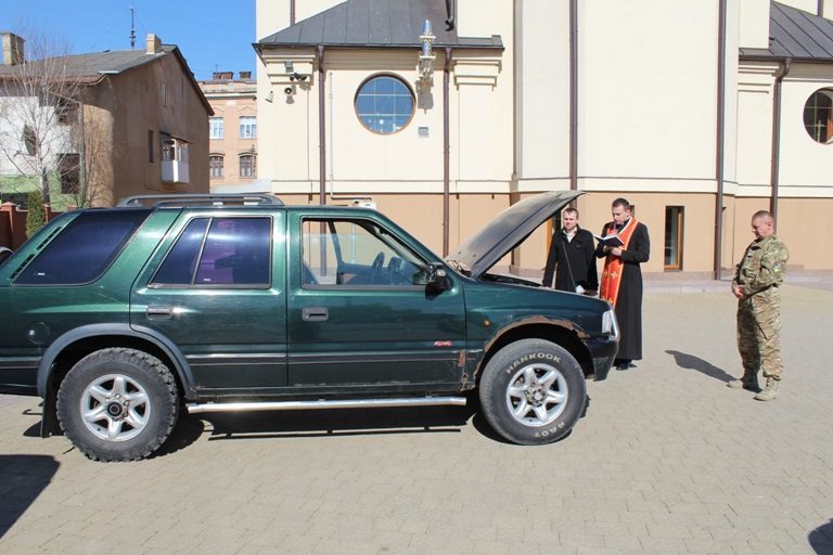 Івано-Франківська Архієпархія УГКЦ допомогла придбати позашляховик для бійців у зоні АТО