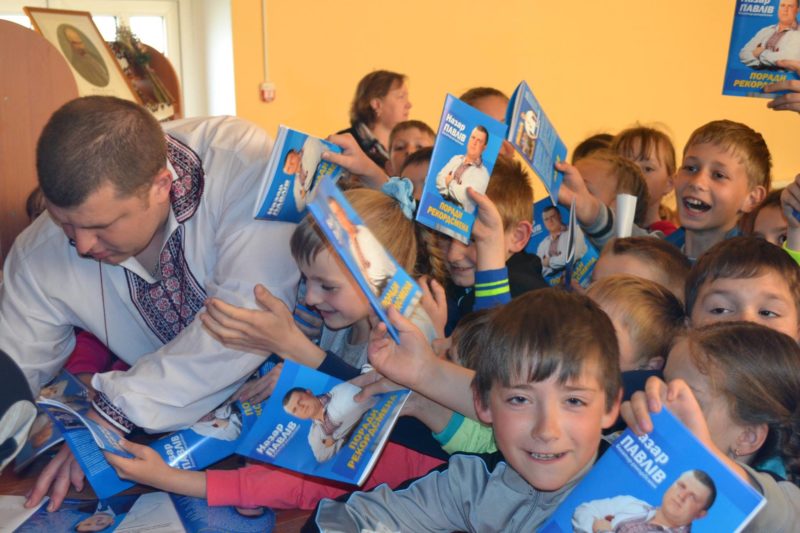 Богатир Назар Павлів провів свято для школярів Вовчинецької школи (ФОТО)
