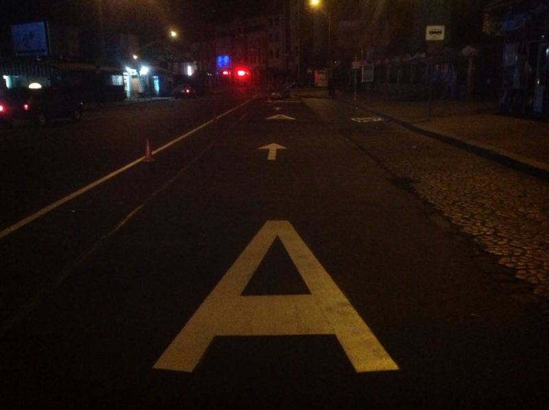 Вночі у Івано-Франківську почали наносити розмітку на вулиці Дністровській (ФОТОФАКТ)