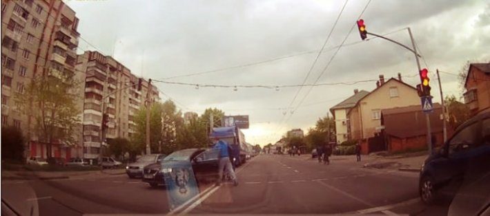 Пішохід у Львові  “покарав” нечемного водія (ВІДЕО)