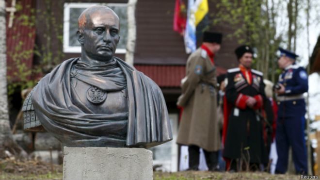 У Росії з’явився пам’ятник Путіну в образі імператора (ФОТОФАКТ)